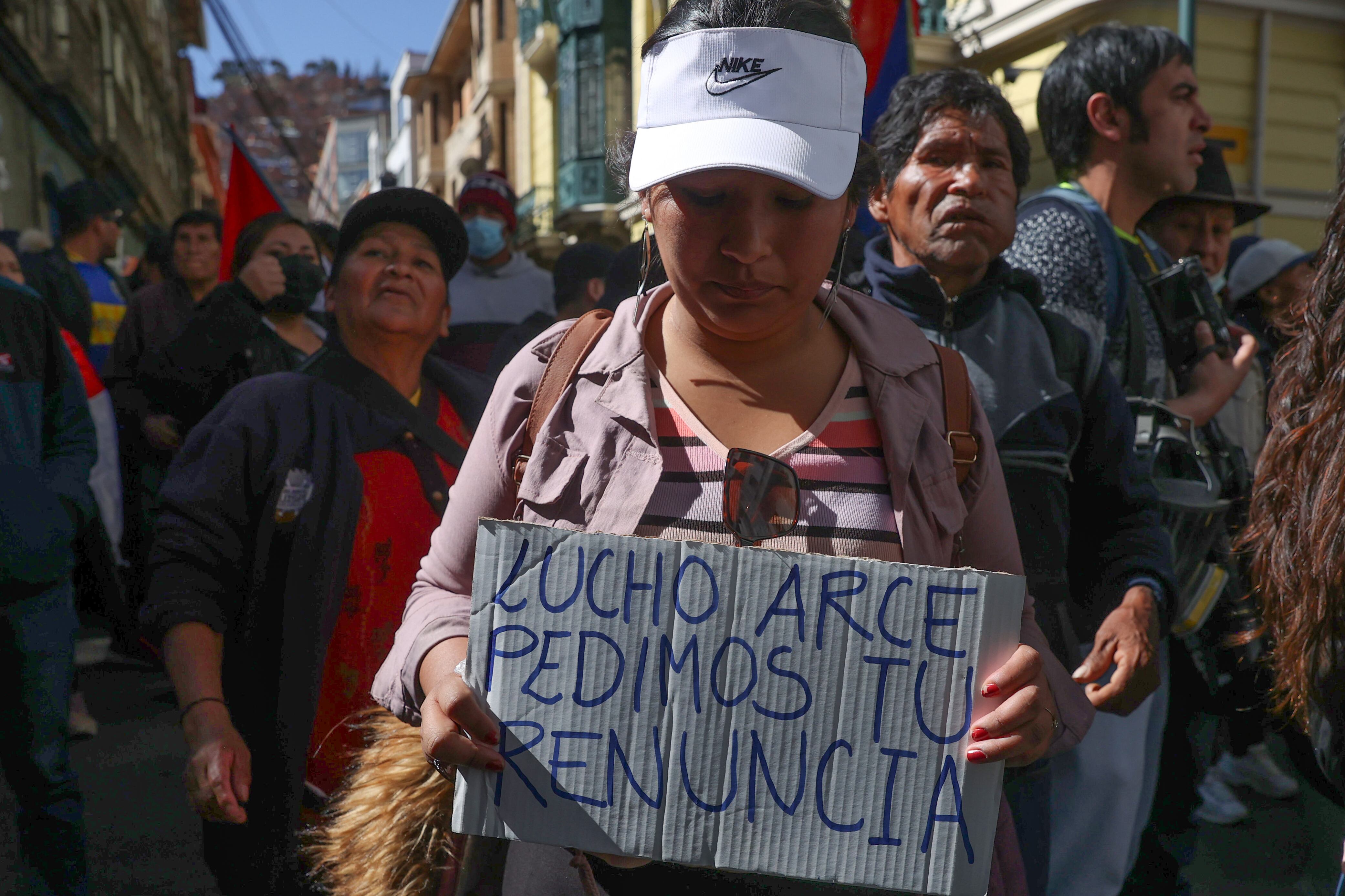 AME2983. LA PAZ (BOLIVIA), 03/06/2025.- Una simpatizante del expresidente de Bolivia Evo Morales (2006-2019) protesta contra el presidente Luis Arce este martes, en medio de la disputa por la inhabilitación de Morales para las elecciones generales de agosto próximo, en La Paz (Bolivia). EFE/ Luis Gandarillas