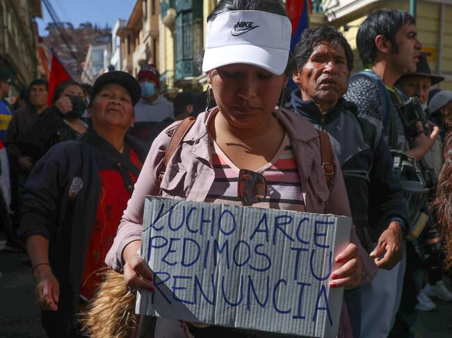 AME2983. LA PAZ (BOLIVIA), 03/06/2025.- Una simpatizante del expresidente de Bolivia Evo Morales (2006-2019) protesta contra el presidente Luis Arce este martes, en medio de la disputa por la inhabilitación de Morales para las elecciones generales de agosto próximo, en La Paz (Bolivia). EFE/ Luis Gandarillas