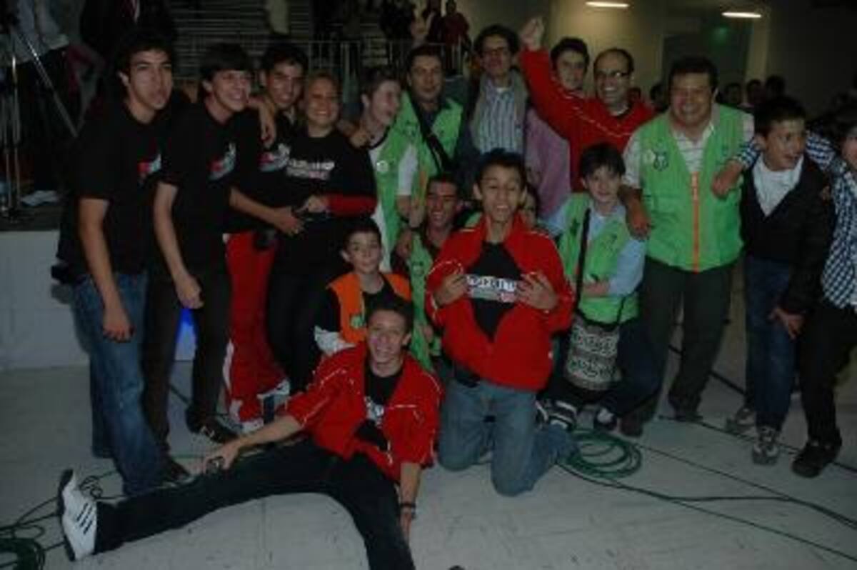 26 febrero. VEX Robotics Competition. La alianza ganadora (de verde Robotic CAMM, de rojo Easybots y los otros chicos de Robotic GBM)
