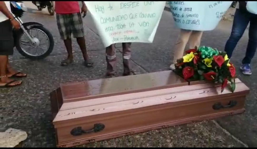 Protesta inusual con ataúd en Cartagena