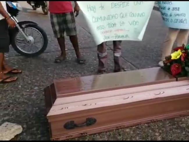 Protesta inusual con ataúd en Cartagena