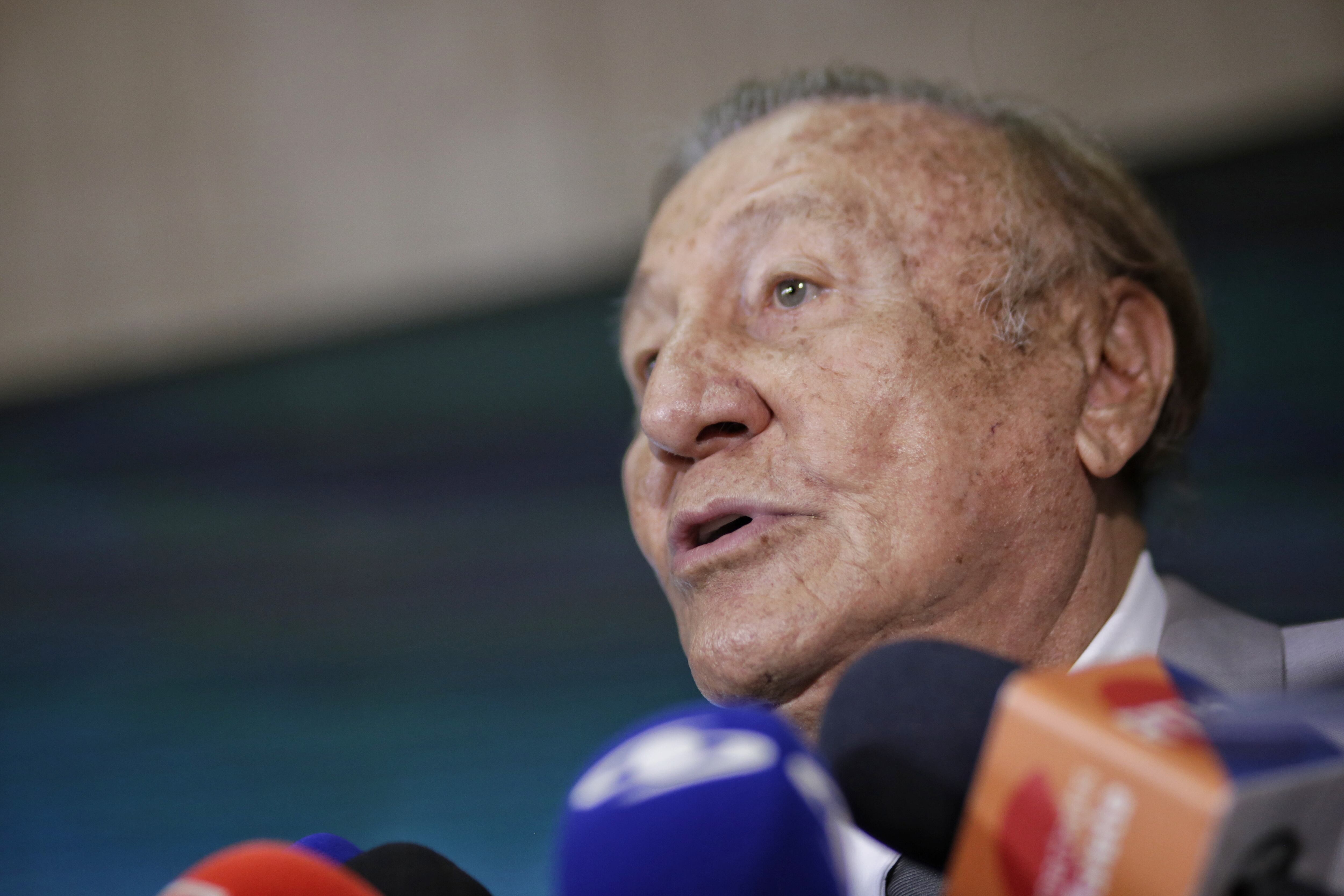 Bogotá. Diciembre 13 del 2021. Rodolfo Hernández, hace entrega de más un millón ochocientos mil firmas para oficializar su candidatura a presidencia de Colombia en el 2022. (Colprensa - Sergio Acero)