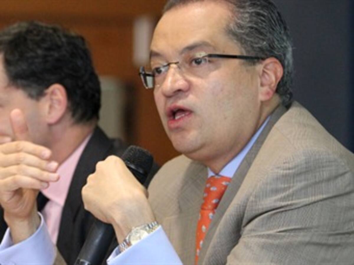 Gobierno arremete de nuevo contra senador Robledo en debate de baldíos