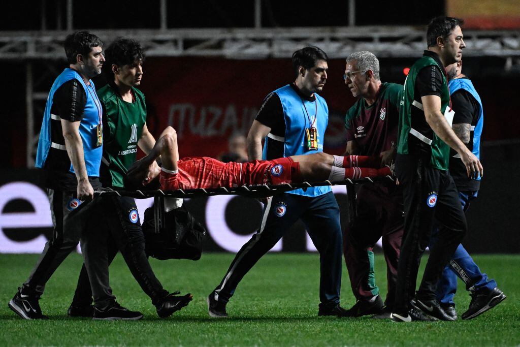 Luciano Sánchez tras su lesión en Copa Libertadores Argentinos Juniors vs. Fluminense (Photo by LUIS ROBAYO/AFP via Getty Images)
