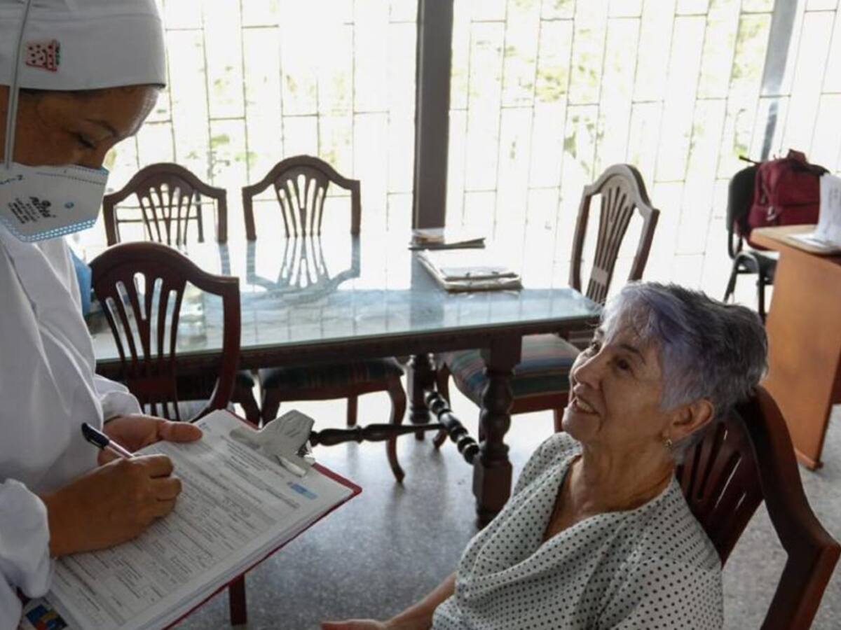 En Manizales hacen toma de muestras PCR a adultos mayores
