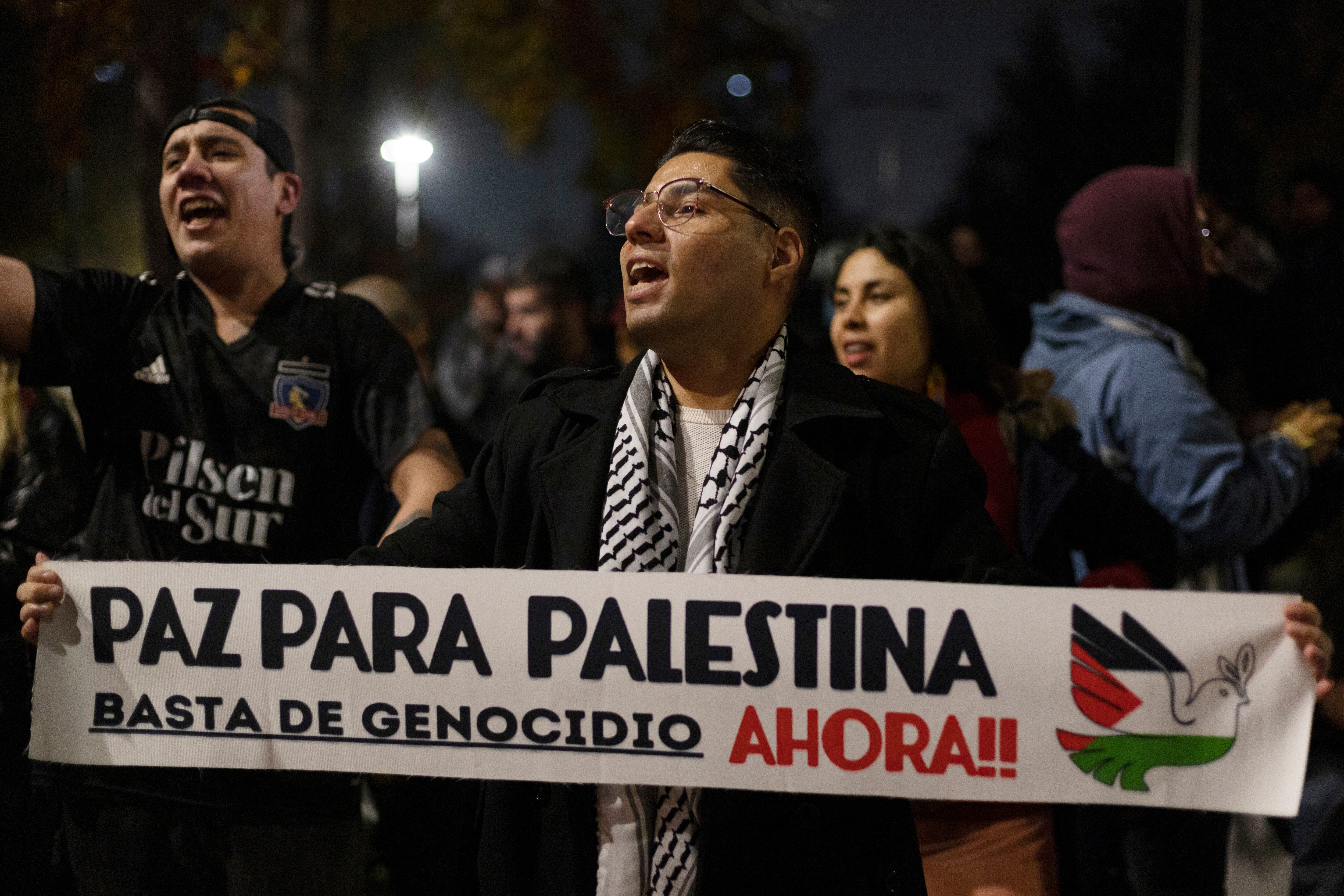 AME080. SANTIAGO (CHILE), 29/05/2024.- Varias personas participan en una manifestación a favor de Palestina este miércoles en Santiago (Chile). EFE/ Ailen Díaz