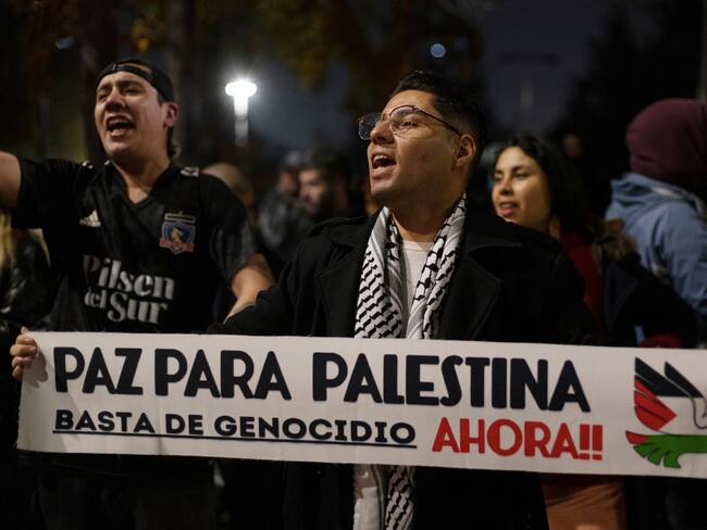 AME080. SANTIAGO (CHILE), 29/05/2024.- Varias personas participan en una manifestación a favor de Palestina este miércoles en Santiago (Chile). EFE/ Ailen Díaz