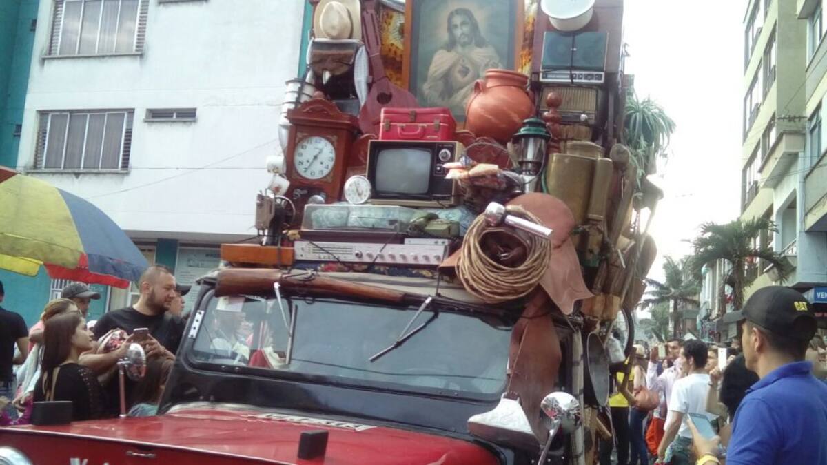 Los trasteos y los yipaos, símbolos de la cultura paisa se dieron cita en las calles de Calarcá