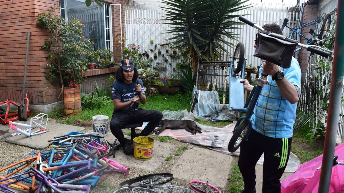 Biciclaje: una iniciativa que recupera bicicletas abandonas en Bogotá