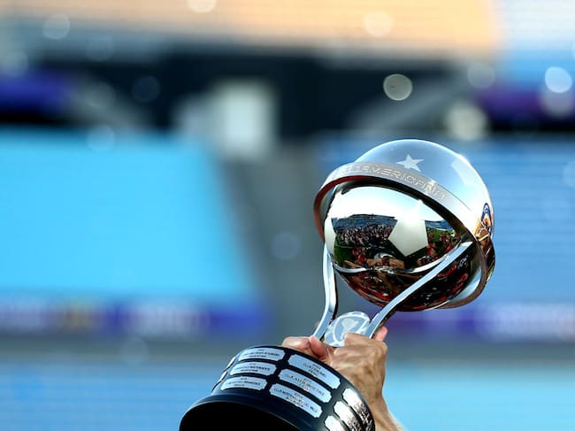MONTEVIDEO, URUGUAY - NOVEMBER 20: Detail of the trophy as players of Paranaense celebrate after winning the final match of Copa CONMEBOL Sudamericana 2021 between Athletico Paranaense and Red Bull Bragantino at Centenario Stadium on November 20, 2021 in Montevideo, Uruguay. (Photo by Ernesto Ryan/Getty Images)