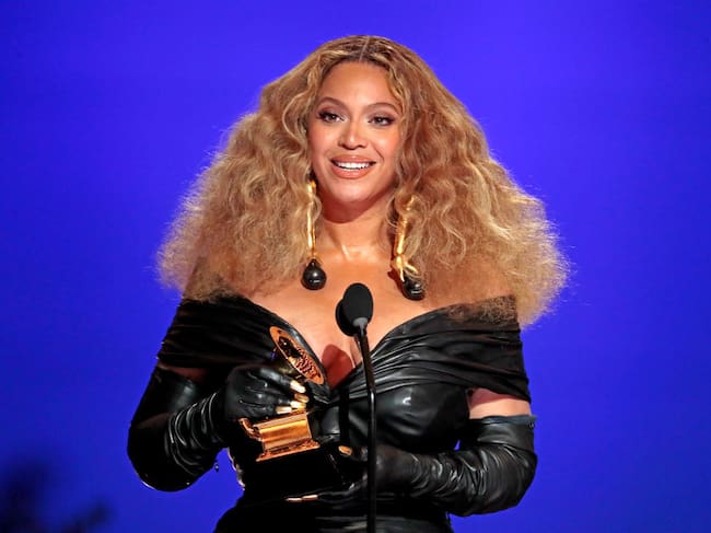 Los Angeles, CA, Sunday, March 14, 2021 - Beyonce makes History with the Best E&B Performance winning 28 Grammys, more that any female or male performer, accepts the award for Best R&B Performance at the 63rd Grammy Award outside Staples Center. (Robert Gauthier/Los Angeles Times via Getty Images)Los Angeles, CA, Sunday, March 14, 2021 - Beyonce makes History with the Best E&B Performance winning 28 Grammys, more that any female or male performer, accepts the award for Best R&B Performance at the 63rd Grammy Award outside Staples Center. (Robert Gauthier/Los Angeles Times via Getty Images)