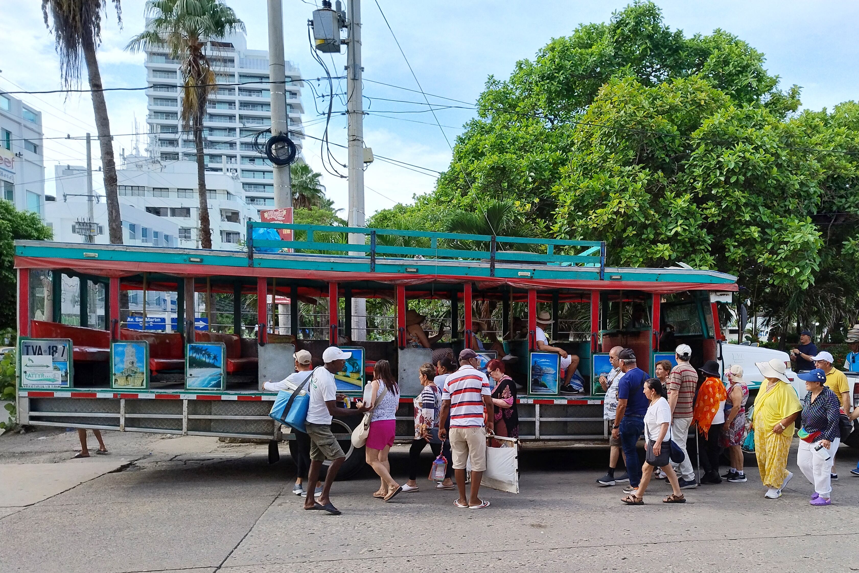 Turista falleció al caer de una chiva rumbera en Cartagena