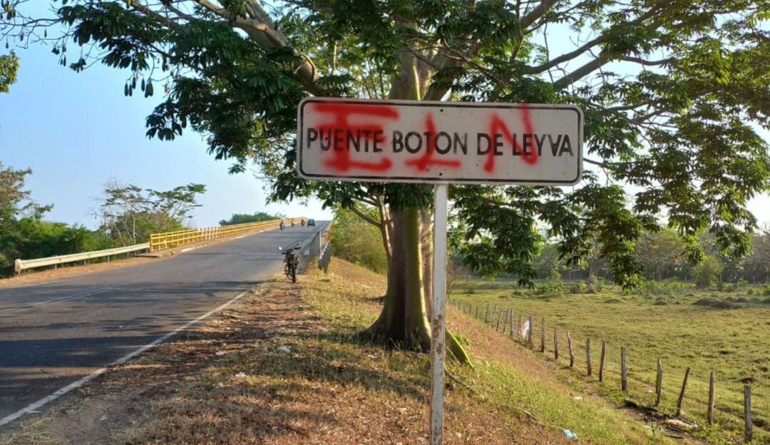 Gráfitis del ELN en el puente Botón de Leiva de Guamal, ruta a la Depresión Momposina