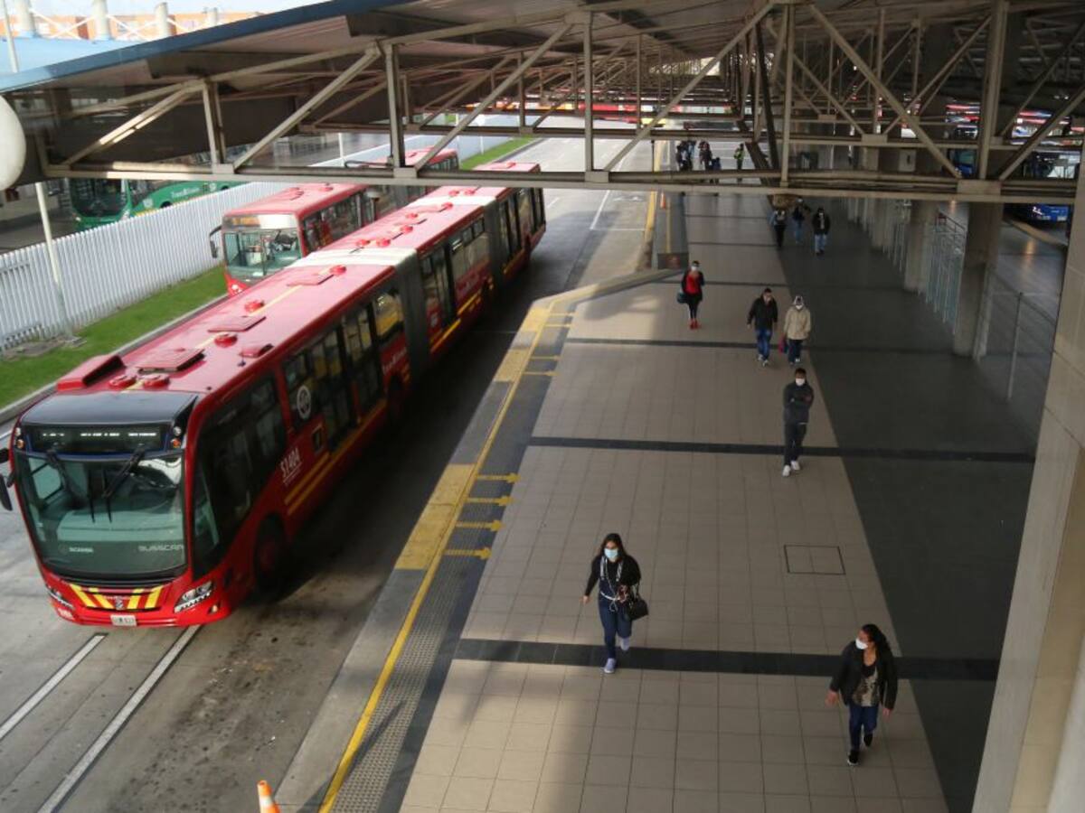 VIDEO: Ladrón en TransMilenio en Bogotá quedó atrapado por la ventana