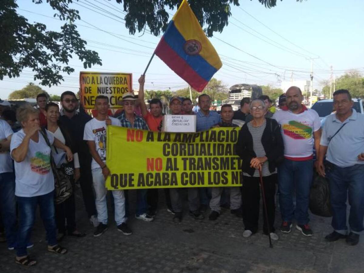 Comerciantes bloquean la Cordialidad por falta de socialización en obras