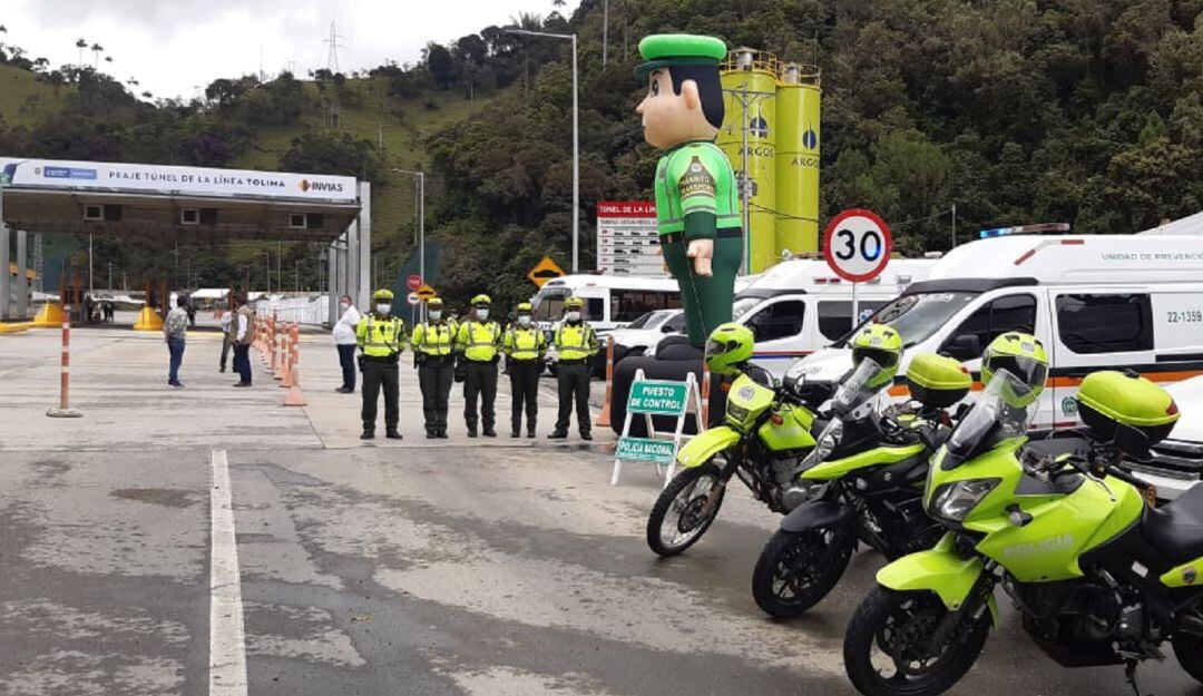 En la vía al Alto de la Línea hay 45 policías garantizando la seguridad. 