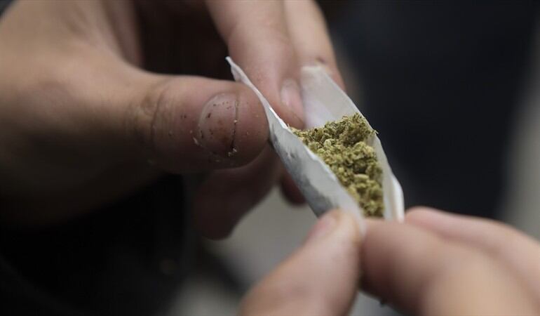 Biden indulta personas condenadas por posesión de marihuana bajo ley federal.