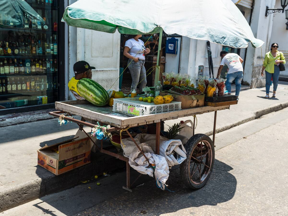 Él es ‘Pacho’, el carretillero que sacó adelante a su familia vendiendo yucas
