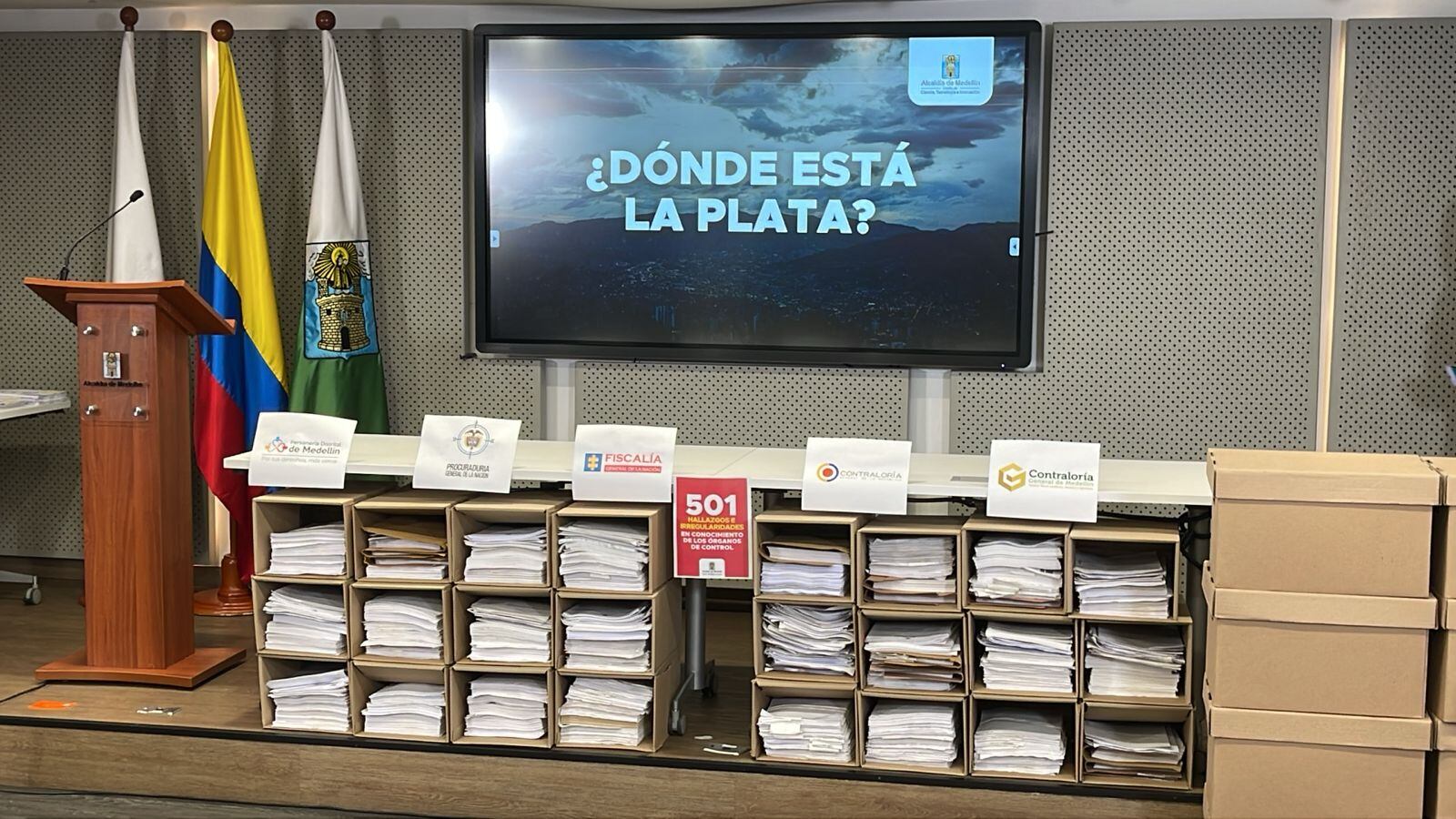 Alcalde de Medellín entregó pruebas de presuntas irregularidades en la Alcaldía de Daniel Quintero. Foto: Caracol Radio.