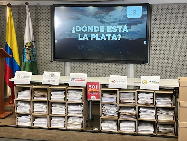 Alcalde de Medellín entregó pruebas de presuntas irregularidades en la Alcaldía de Daniel Quintero. Foto: Caracol Radio.