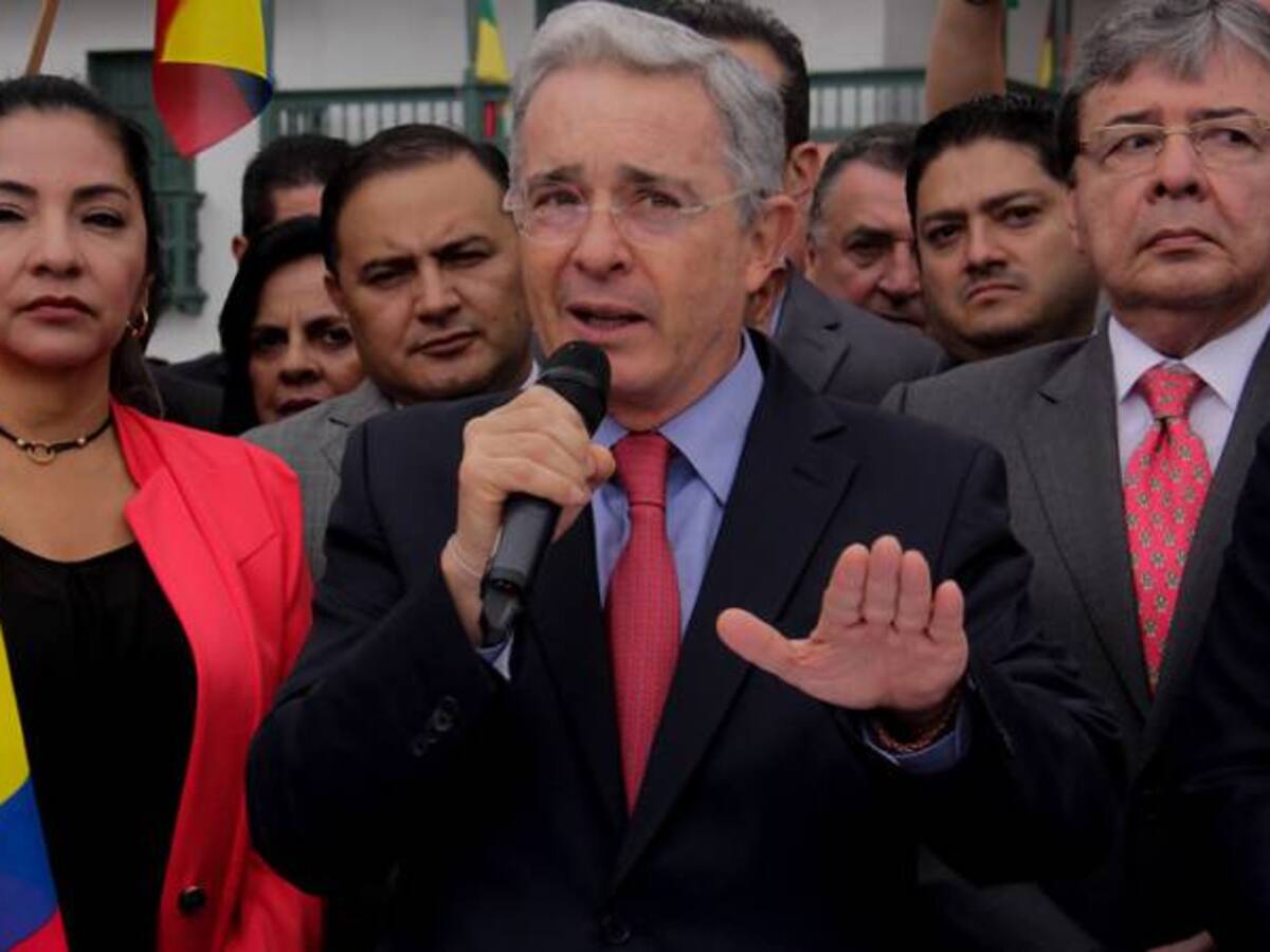 Uribe propone a Santos debate sobre campañas por el Sí y No al plebiscito