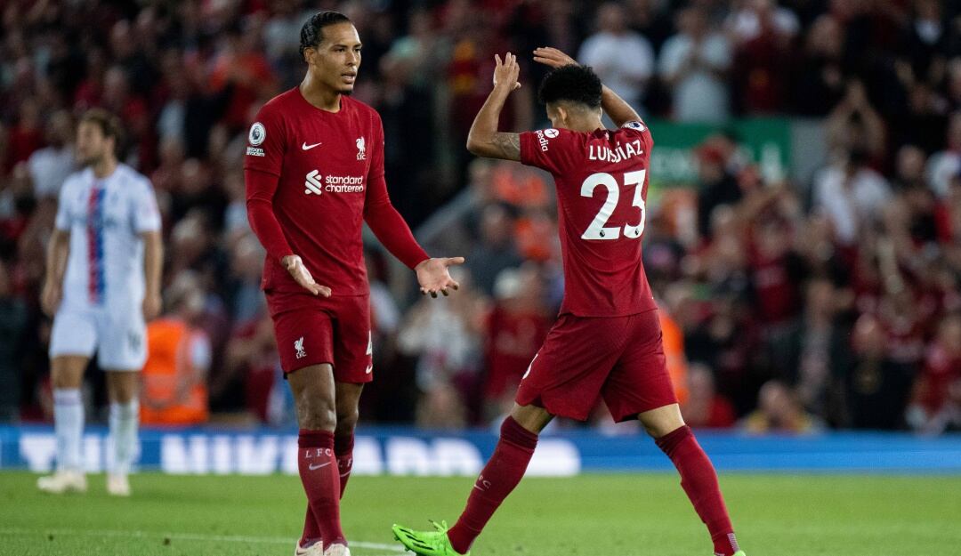 Luis Díaz festeja su golazo ante el Crystal Palace con Virgil Van Dijk.