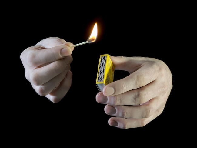 ¿Qué ocasiona que una cerilla se encienda?