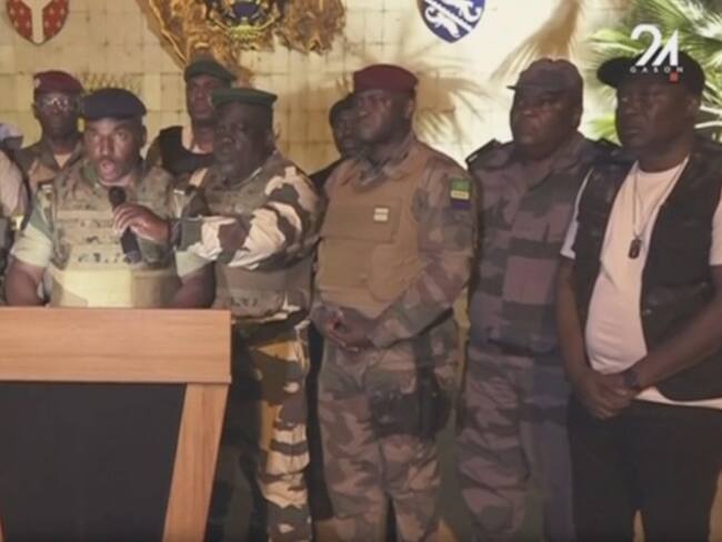Grupo de soldados gaboneses anunciando en televisión nacional la disolución de &quot;todas las instituciones&quot; por &quot;mala gobernanza&quot;. 
(Foto:   Gabon National Television/Anadolu Agency via Getty Images)