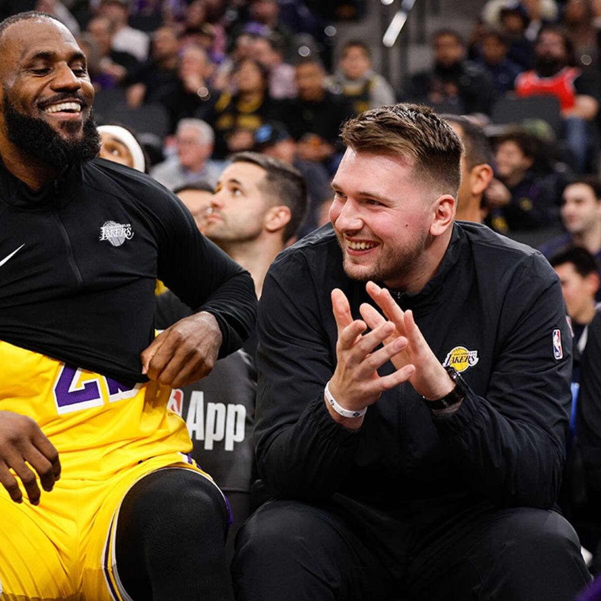 Luka Doncic ya estuvo en el banquillo con los Lakers
