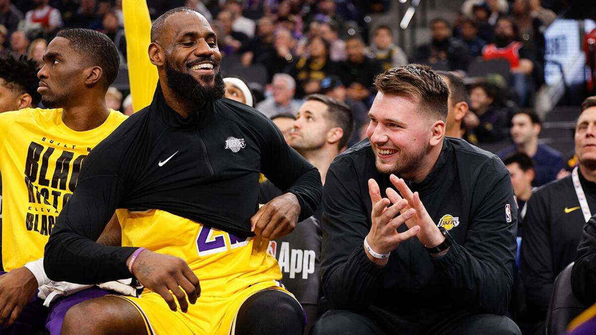 Luka Doncic ya estuvo en el banquillo con los Lakers