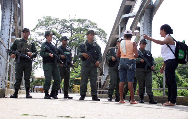 Guardias venezolanos en el Puente La Unión buscando pasar la frontera / Foto Archivo