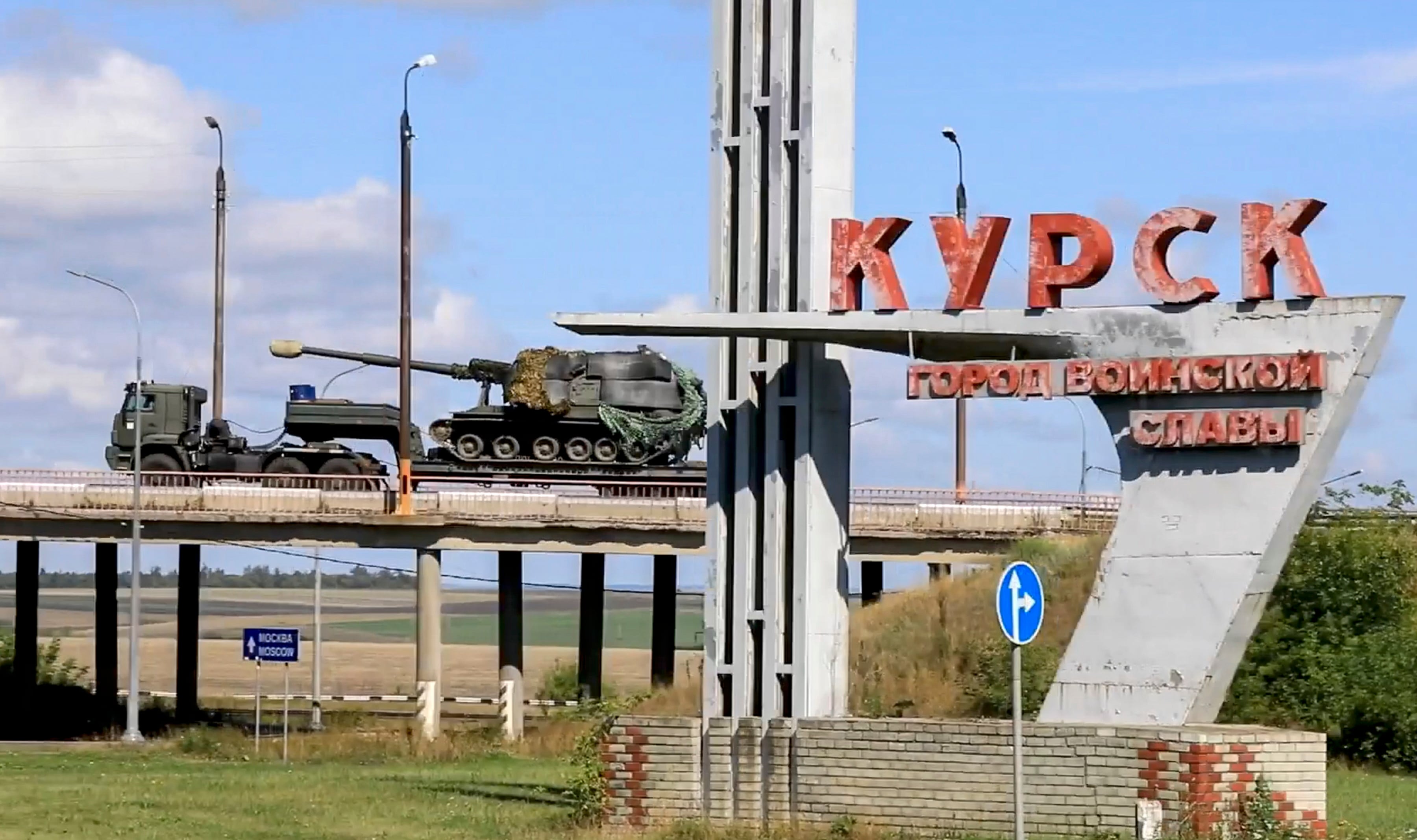 Kursk (Russian Federation), 10/08/2024.- A still image taken from a handout video provided on 10 August 2024 by the Russian Defence Ministry shows Russian troops delivering military equipment to the Kursk region, Russia. According to Andrei Belostotsky, acting deputy governor of the Kursk region, over 3,000 civilians were evacuated from border areas as a result of attacks by the Ukrainian Armed Forces in the Kursk region that started on 06 August. On 10 August the Russian Defense Ministry reported that tank units had taken up positions in Kursk Oblast to fight the Ukrainian Armed Forces. The National Anti-Terrorism Committee confirmed the enforcement of a counter-terrorism operation (CTO) in the Kursk, Belgorod and Bryansk regions. (Terrorismo, Rusia, Ucrania) EFE/EPA/RUSSIAN DEFENCE MINISTRY HANDOUT HANDOUT EDITORIAL USE ONLY/NO SALESHANDOUT EDITORIAL USE ONLY/NO SALES