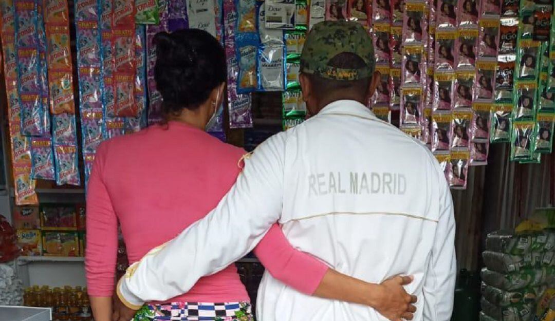 John Jairo, Rocío y su hijo tienen en una próspera tienda en los Montes de María tras acogerse al proceso de reincorporación de la ARN