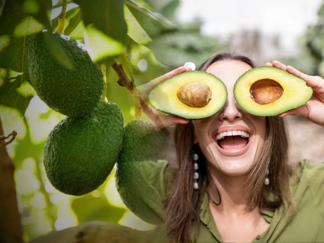 Aguacates // mujer con aguacates en sus ojos