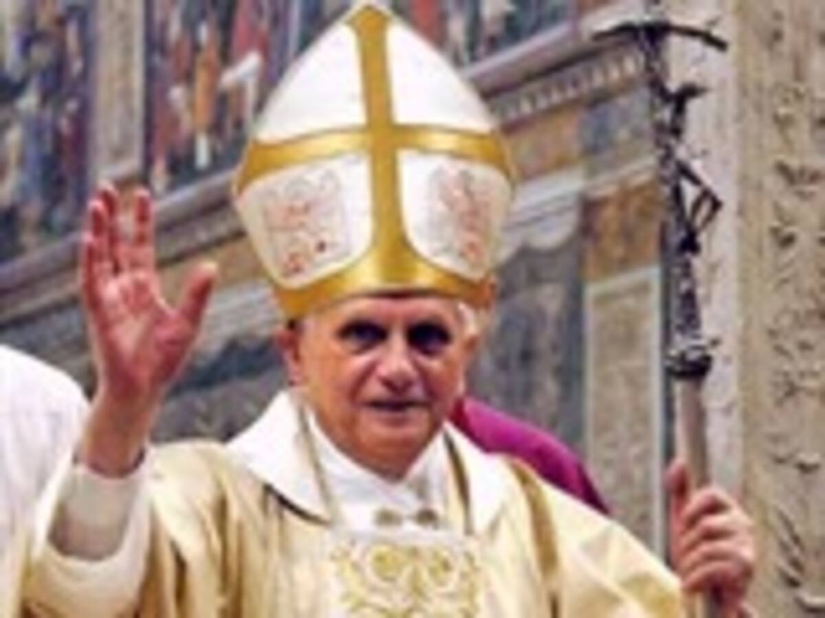 El Papa Benedicto XVI se fracturó una muñeca durante accidente menor. Se recupera satisfactoriamente