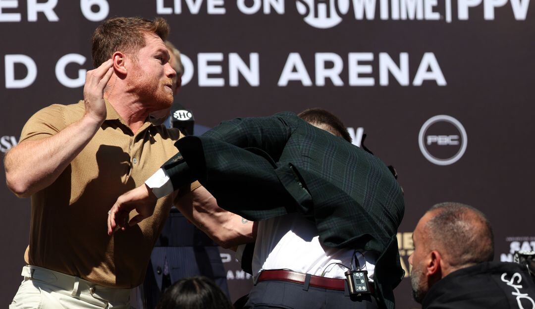 El momento en el que 'Canelo' Álvarez golpea a Caleb Plant tras discutir en la rueda de prensa.