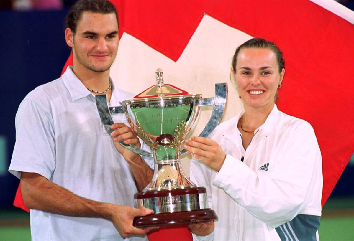 Roger y Martina Hingis levantan la Copa Hopma. Enero del 2001