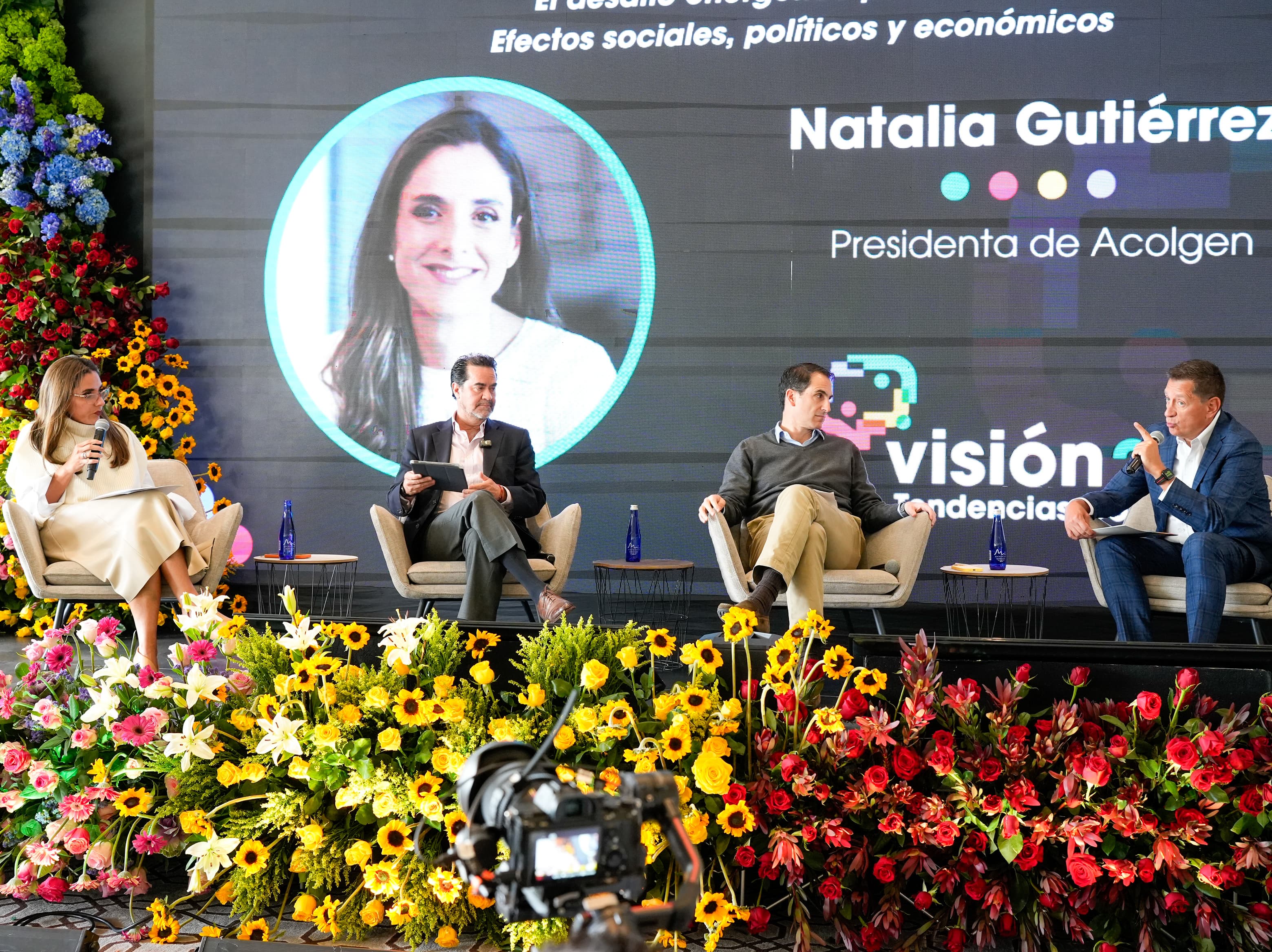 Gabriel Delascasas, Nathalia Gutiérrez, Tomás González y Frank Pearl hablando de transición energética