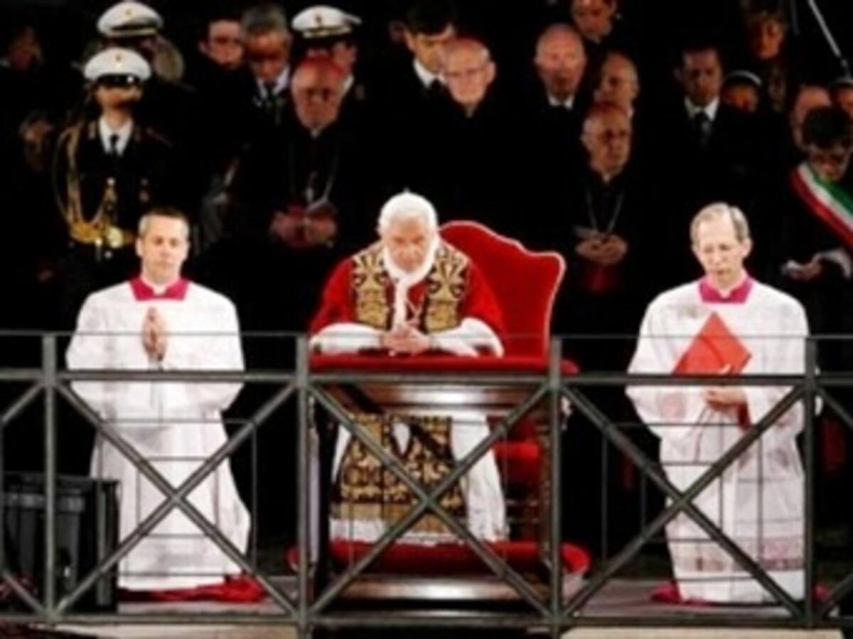 El Papa dice en el Vía Crucis que la crisis económica pesa sobre las familias