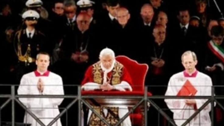 El Papa dice en el Vía Crucis que la crisis económica pesa sobre las familias