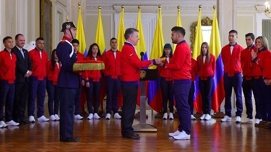 Santos entrega tricolor nacional a jóvenes que representarán a Colombia en WorldSkills. Foto: Colprensa