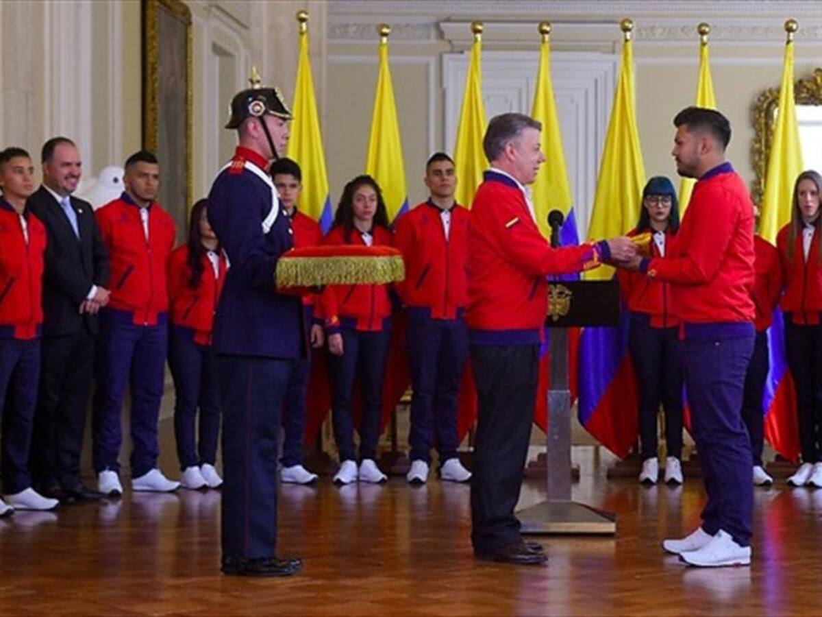 Santos entregó tricolor nacional a jóvenes que representarán a Colombia en Emiratos Árabes