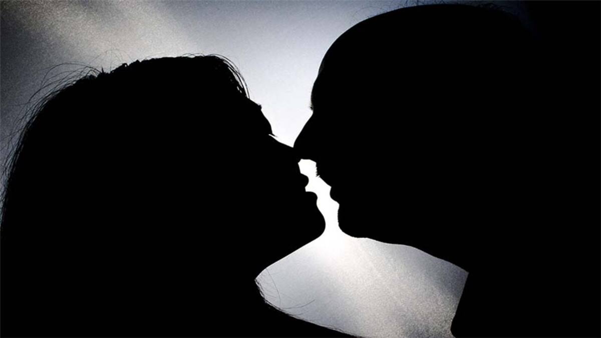 "Los periquitos barbiranja 'Brotogeris jugularis' son aves que se observan en parejas, siempre muy juntos y acicalándose entre sí. En Panamá además de habitar en los campos, se han adaptado a los pocos espacios verdes que quedan en la ciudad". Foto de Marbelín Santos.