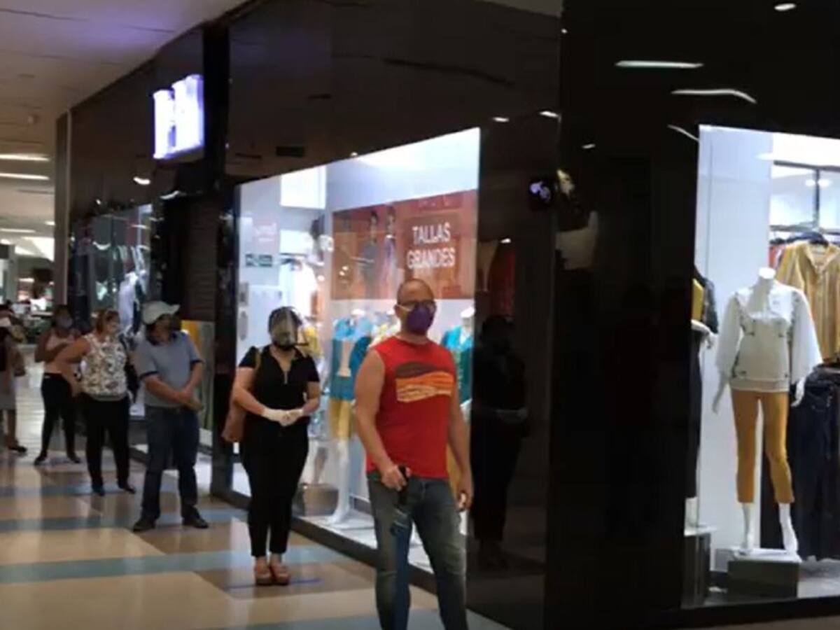 Filas en centros comerciales de Cartagena durante el día sin IVA