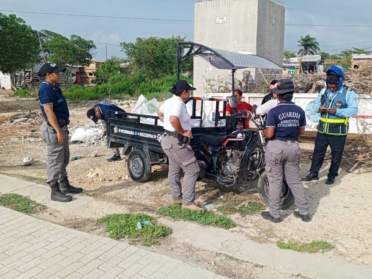Otro conductor fue sancionado por arrojar escombros en límites de la Ciénaga de la Virgen