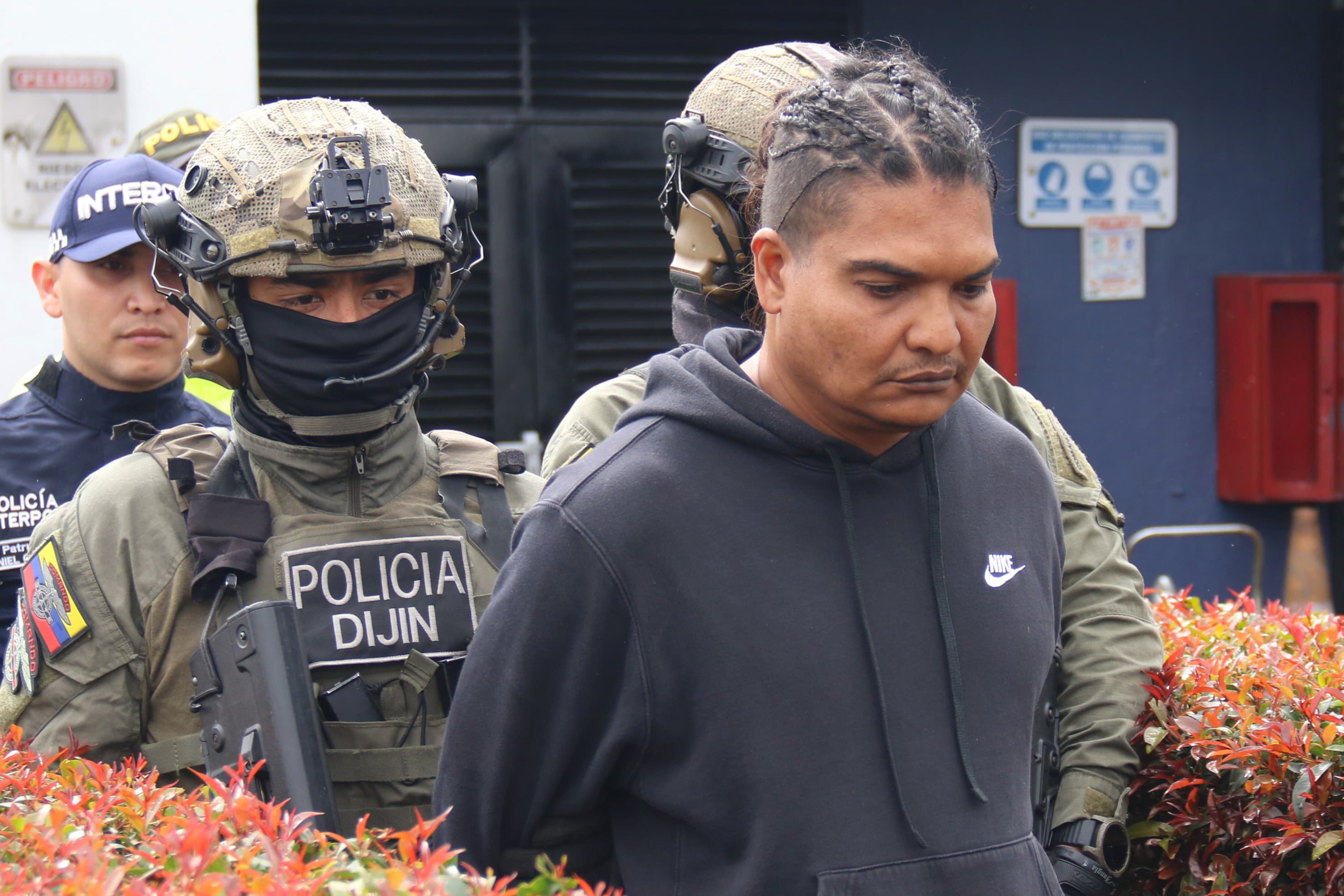 - Fotografía cedida por la Policía Nacional de Colombia donde se observan a integrantes de la Dirección de Investigación Criminal e INTERPOL (DIJIN), mientras custodian al ciudadano venezolano Larry Amaury Álvarez Núñez, alias Larry Changa.