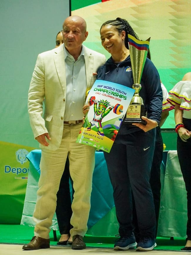 Entrenadora de la Selección Colombia de Pesas con el subtitulo mundial. Foto: FedeColpesas.