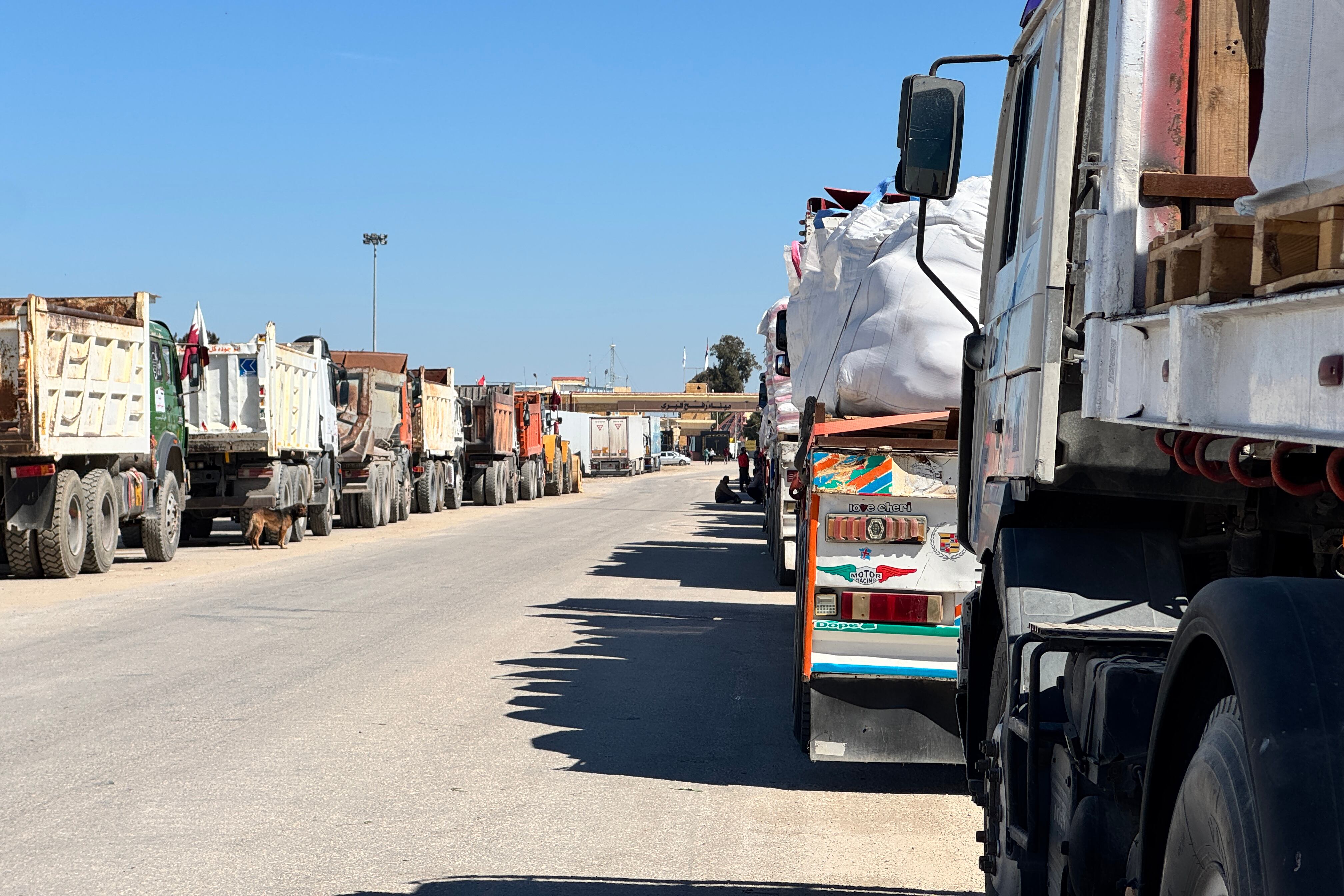 RAFAH (EGIPTO), 02/03/2025.- Decenas de camiones cargados con ayuda humanitaria se agolpan ante las puertas del paso fronterizo de Rafah, que conecta Egipto con la Franja de Gaza, después de que Israel anunciara la suspensión de entrada de ayuda al enclave palestino tras expirar la primera fase de la tregua con Hamás. EFE