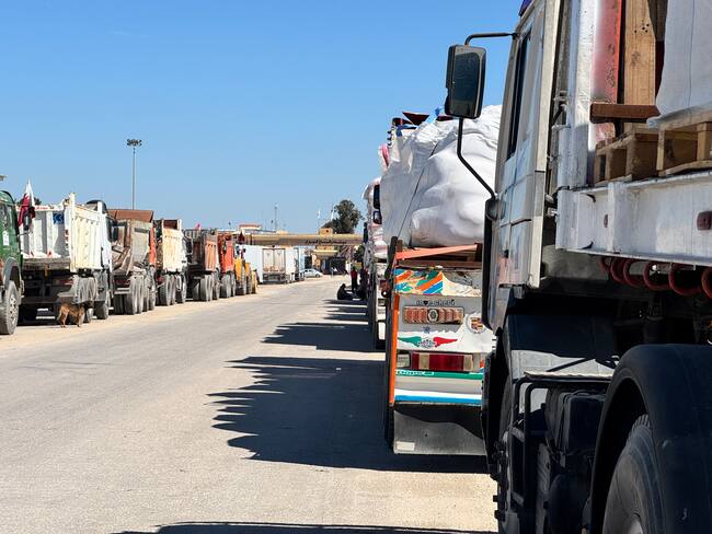 RAFAH (EGIPTO), 02/03/2025.- Decenas de camiones cargados con ayuda humanitaria se agolpan ante las puertas del paso fronterizo de Rafah, que conecta Egipto con la Franja de Gaza, después de que Israel anunciara la suspensión de entrada de ayuda al enclave palestino tras expirar la primera fase de la tregua con Hamás. EFE