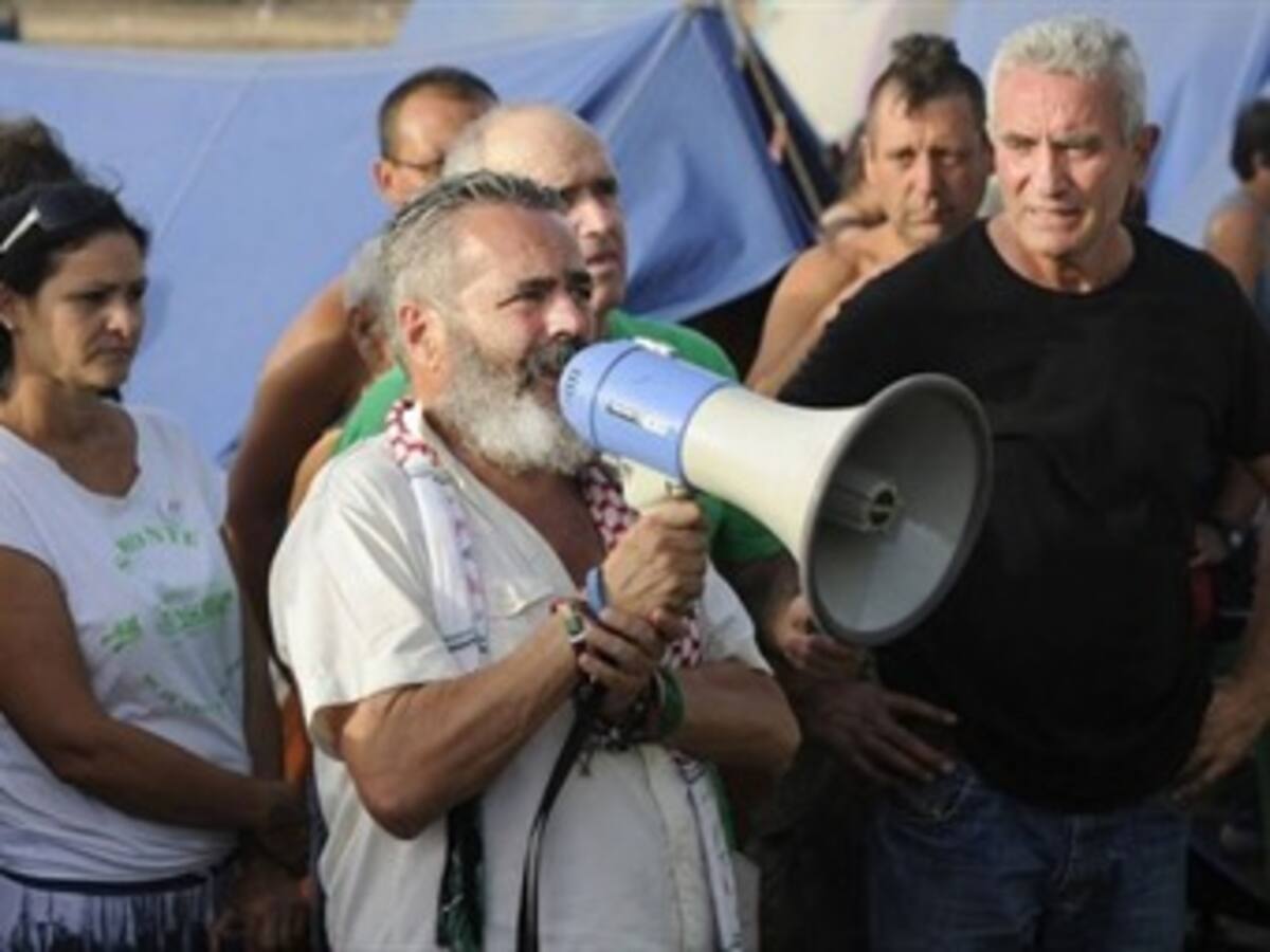Militantes de izquierda en España roban supermercados y reparten comida a los pobres